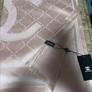 Beautiful scarf/wrap. High copy